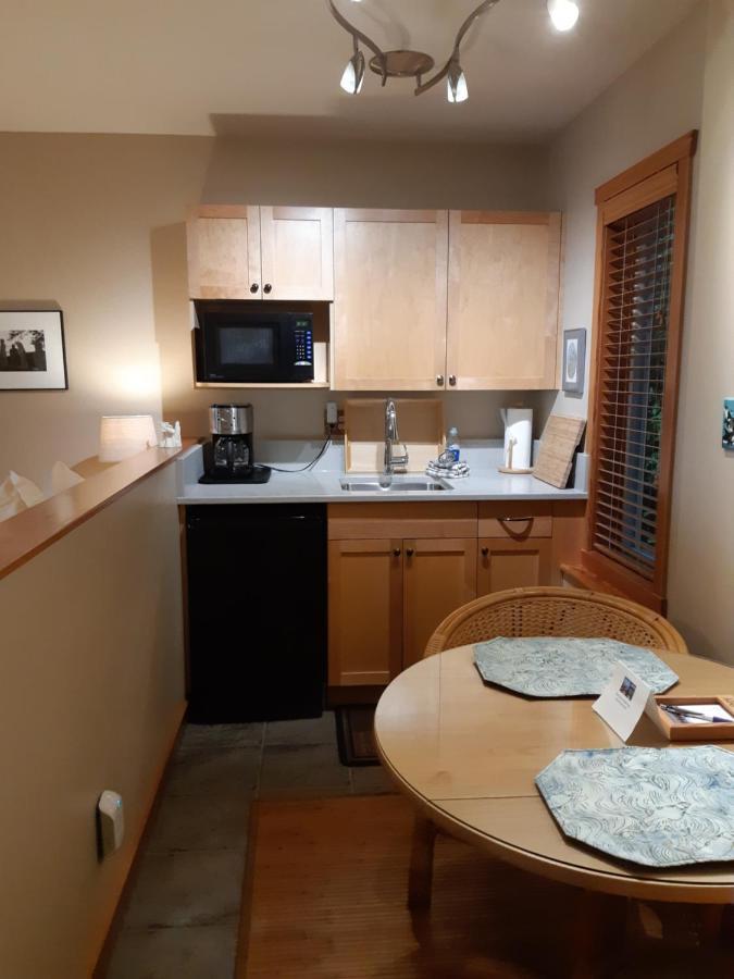 Reef Point Oceanfront Bed And Breakfast Уклуелет Екстериор снимка
