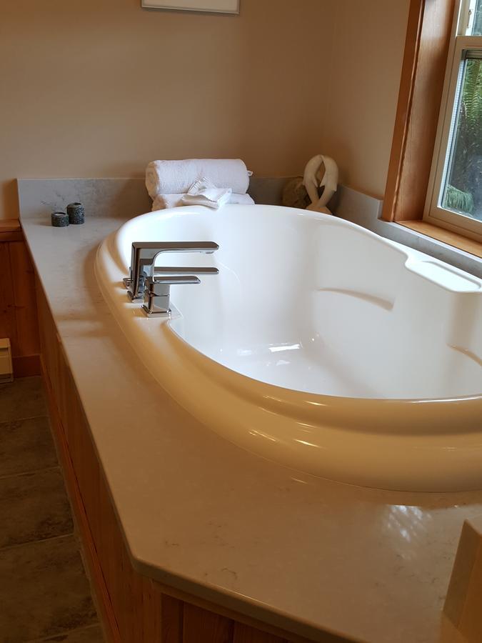 Reef Point Oceanfront Bed And Breakfast Уклуелет Екстериор снимка