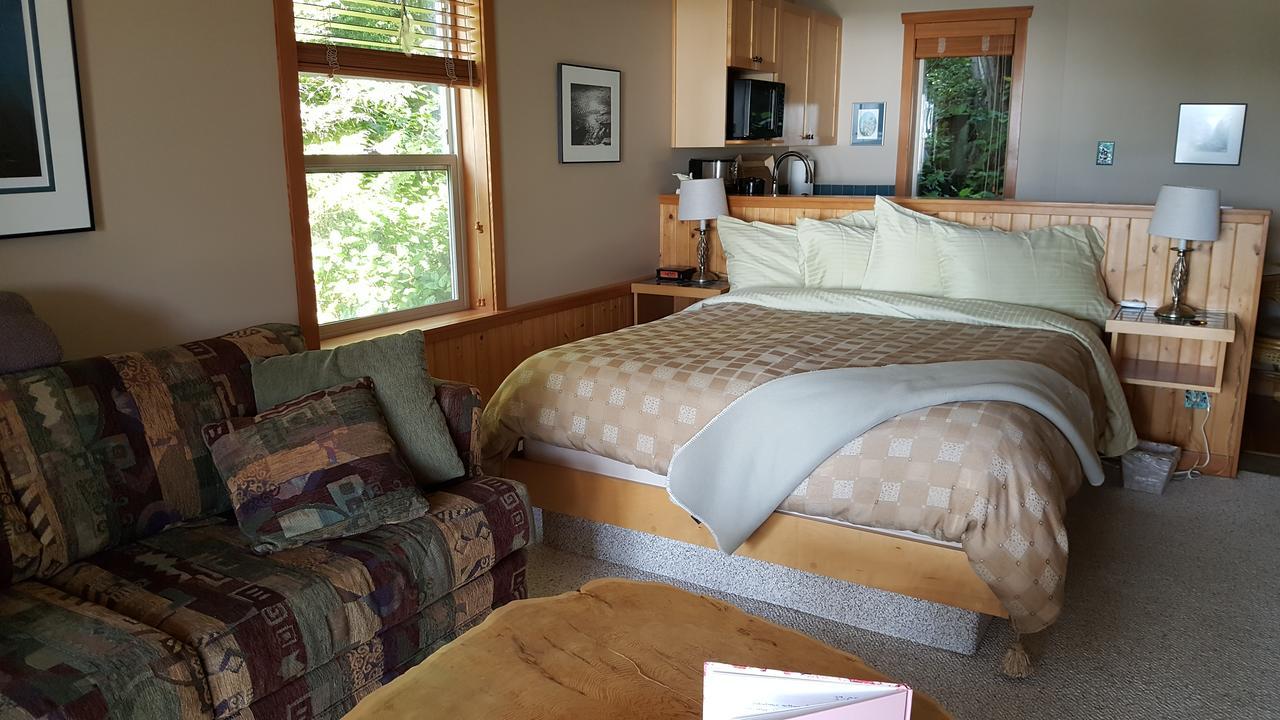 Reef Point Oceanfront Bed And Breakfast Уклуелет Екстериор снимка