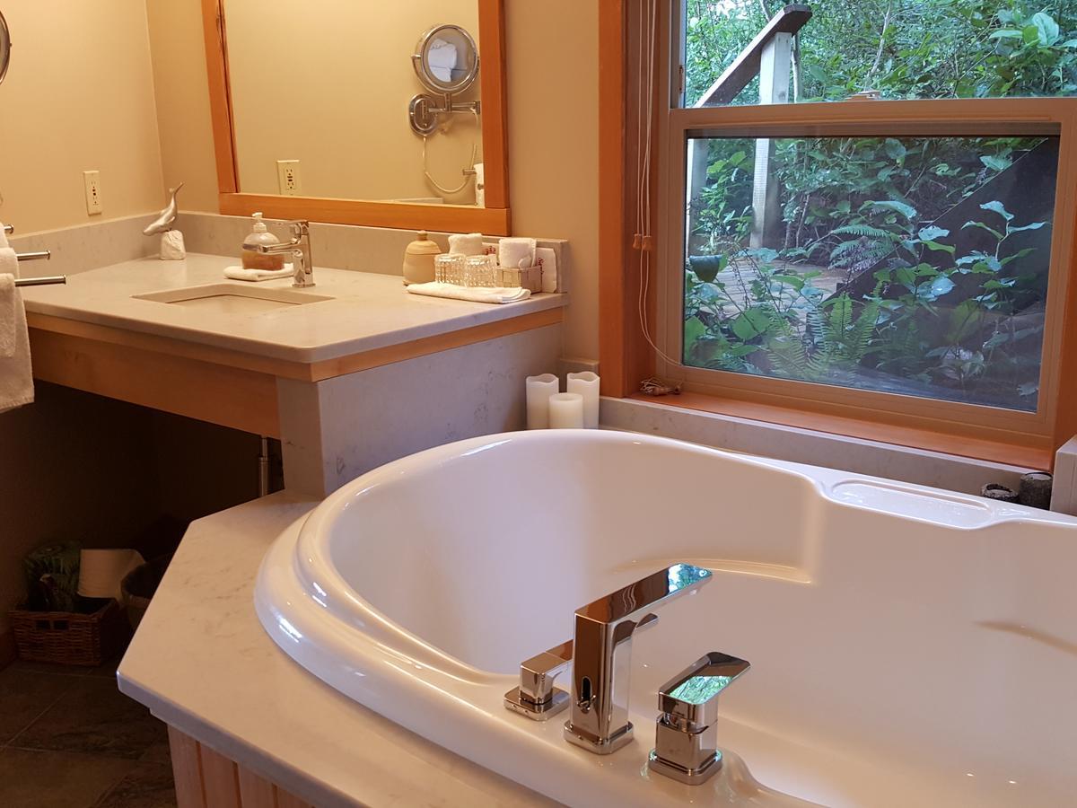 Reef Point Oceanfront Bed And Breakfast Уклуелет Екстериор снимка