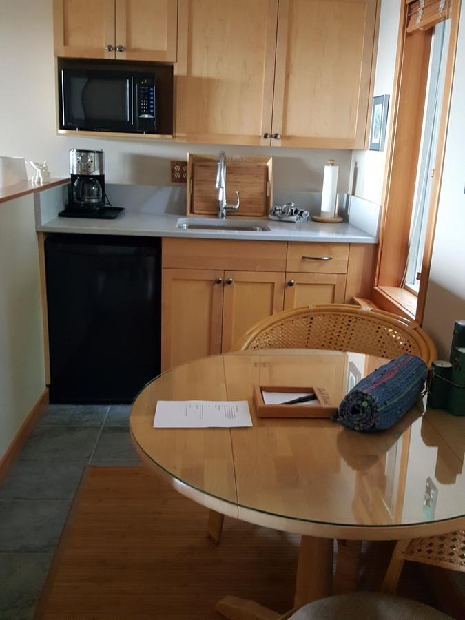 Reef Point Oceanfront Bed And Breakfast Уклуелет Екстериор снимка