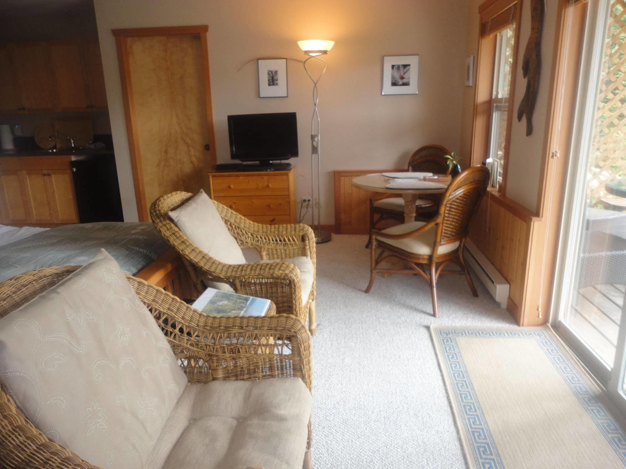 Reef Point Oceanfront Bed And Breakfast Уклуелет Екстериор снимка
