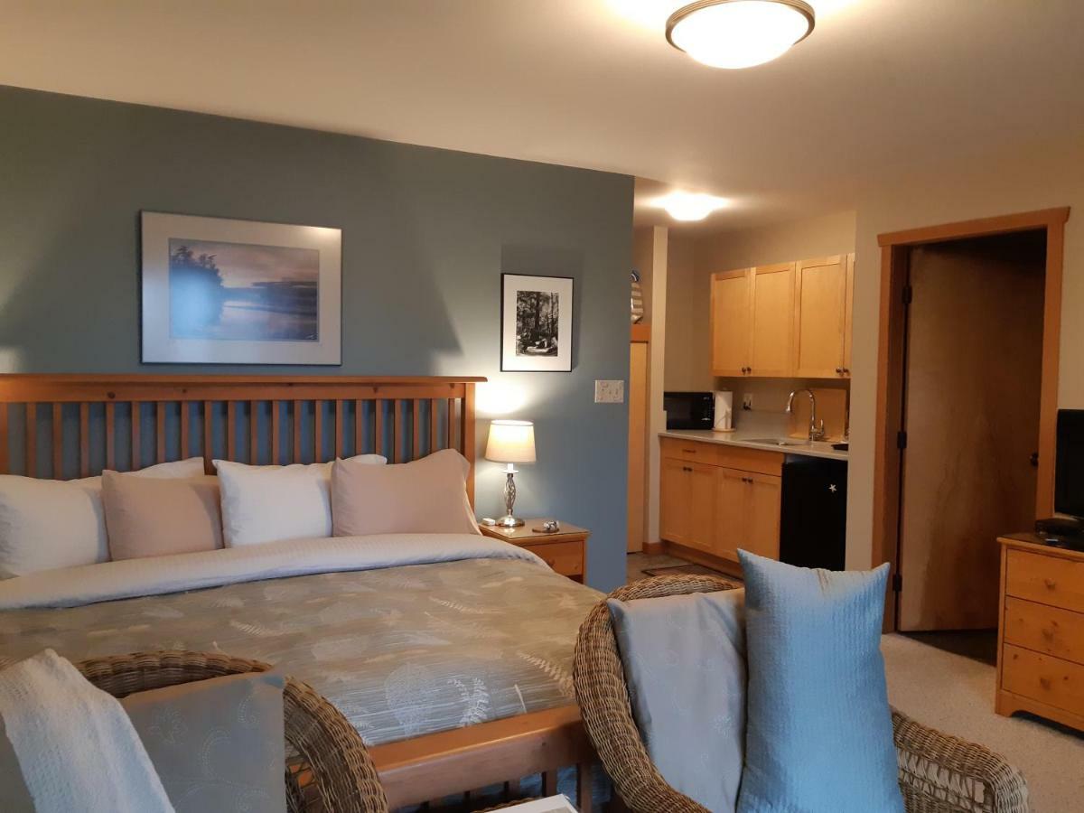 Reef Point Oceanfront Bed And Breakfast Уклуелет Екстериор снимка