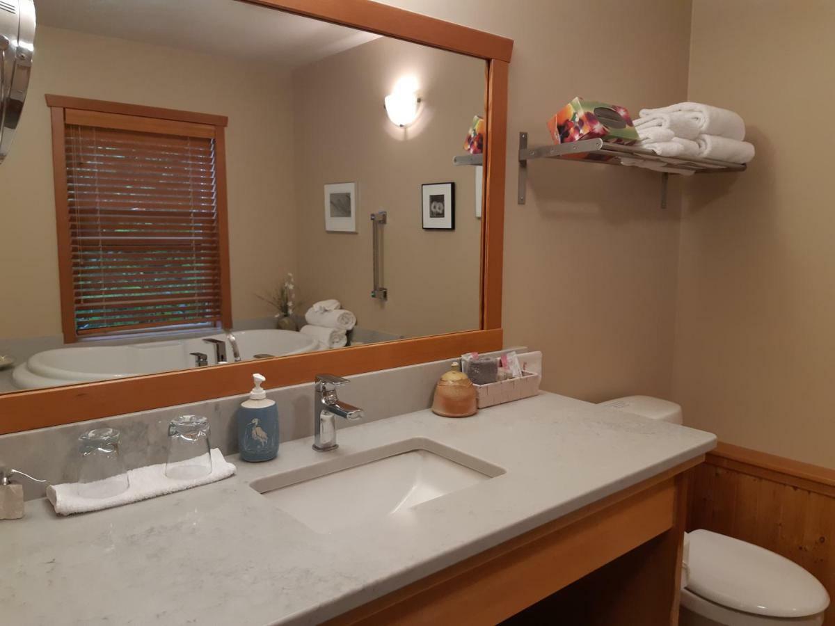 Reef Point Oceanfront Bed And Breakfast Уклуелет Екстериор снимка