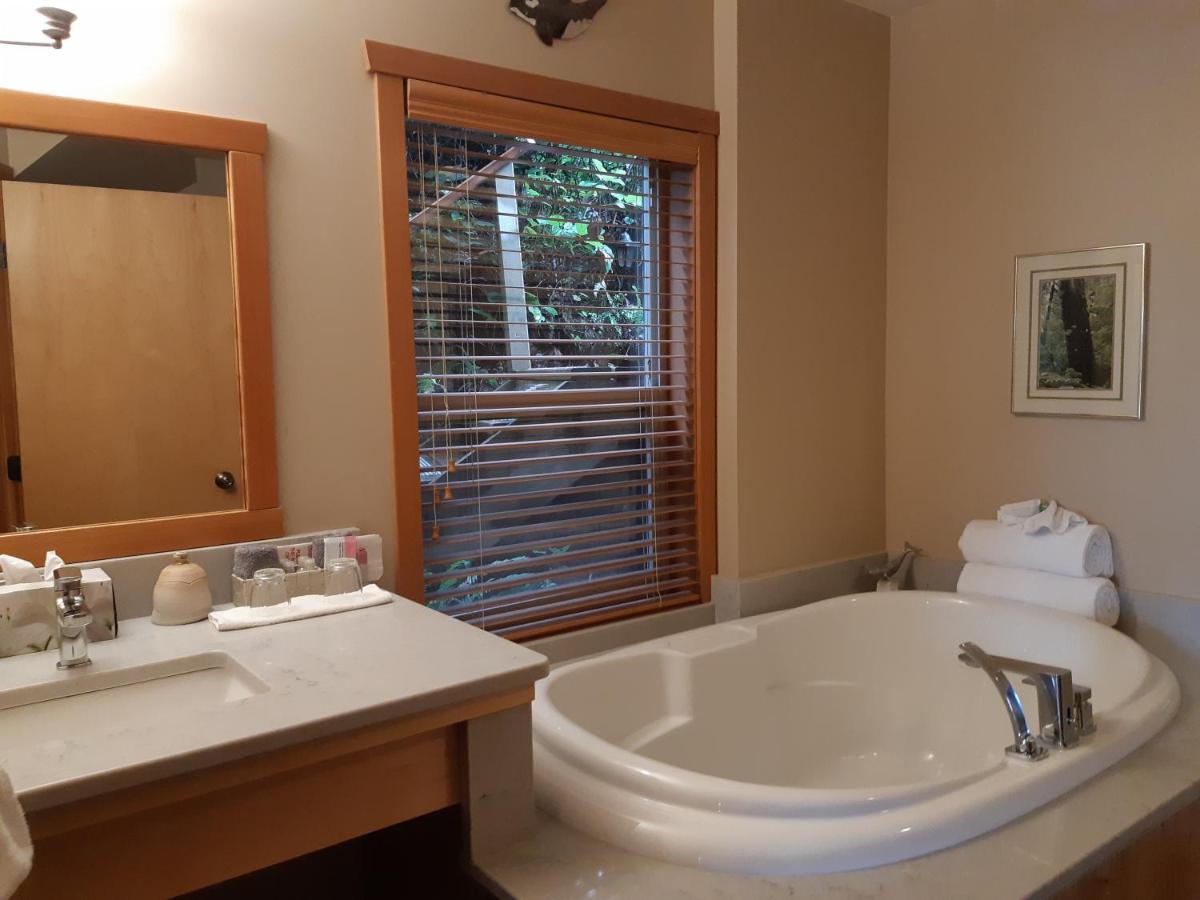 Reef Point Oceanfront Bed And Breakfast Уклуелет Екстериор снимка